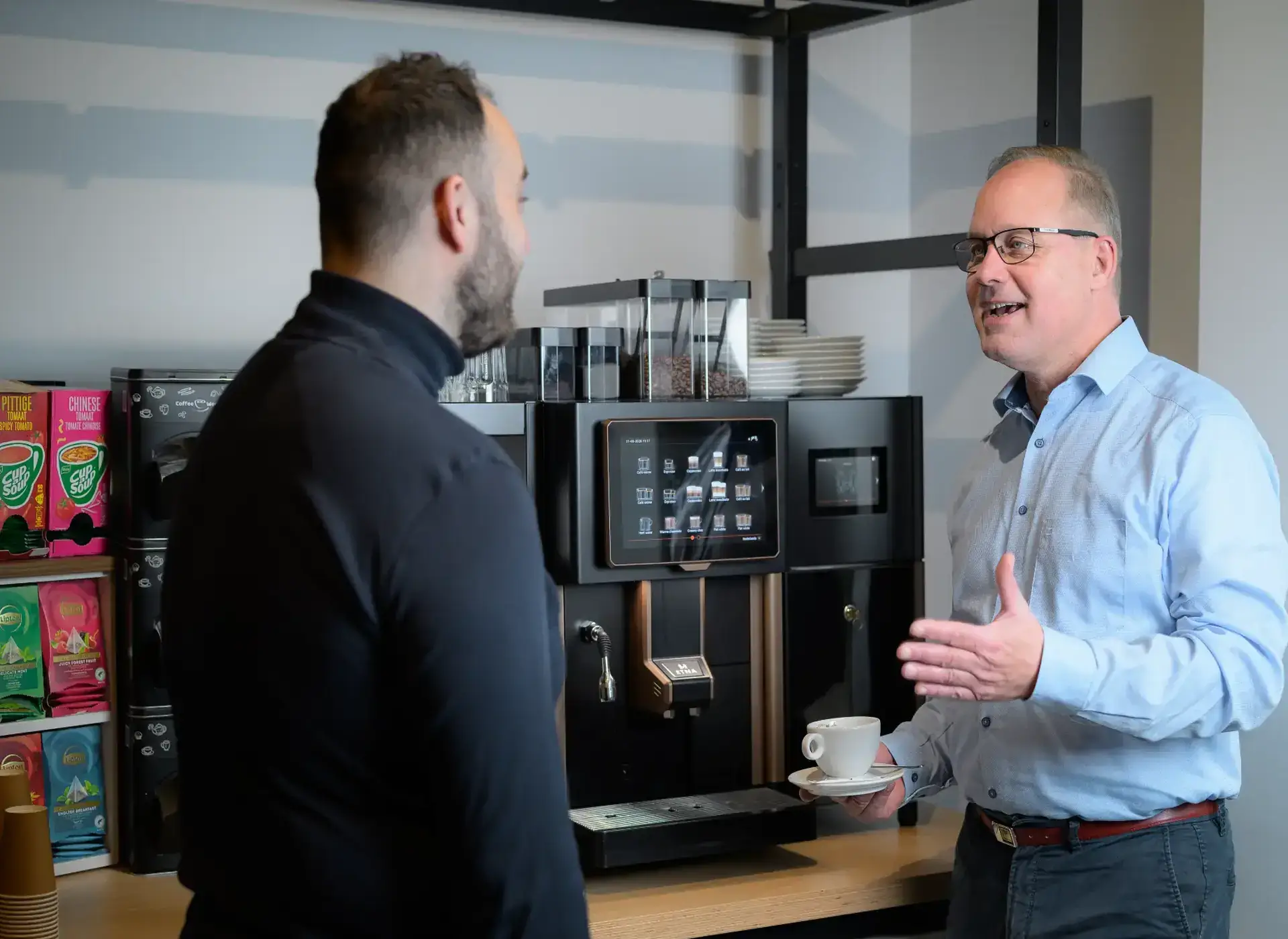 Onze adviseur an het werk bij een koffiemachine