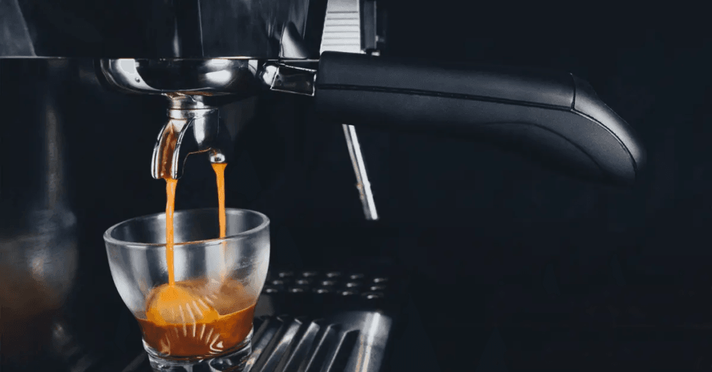 Zoek je een koffiemachine voor op het werk? Waar moet je dan opletten?