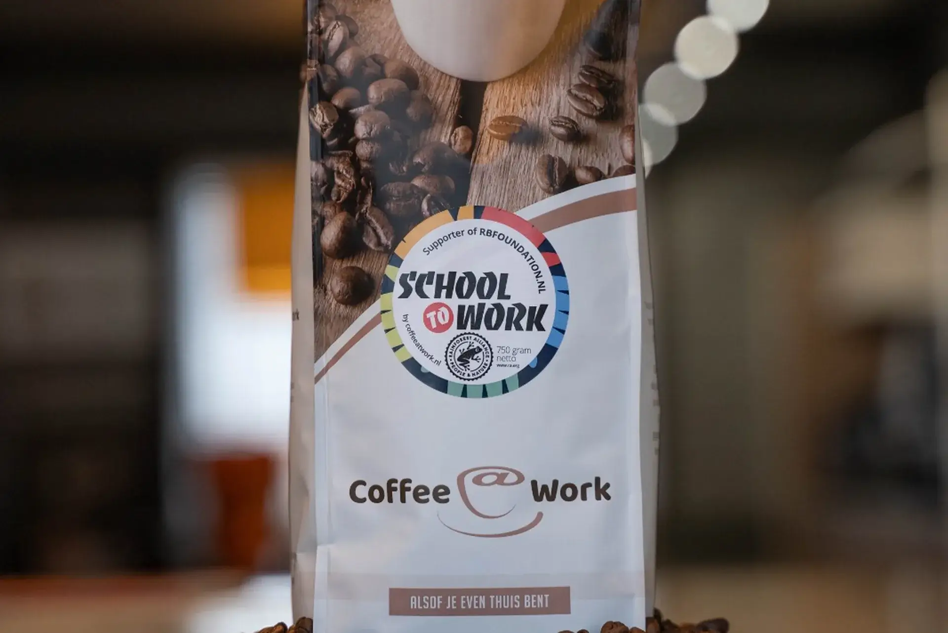 plantage koffiebessen en koffiebonen