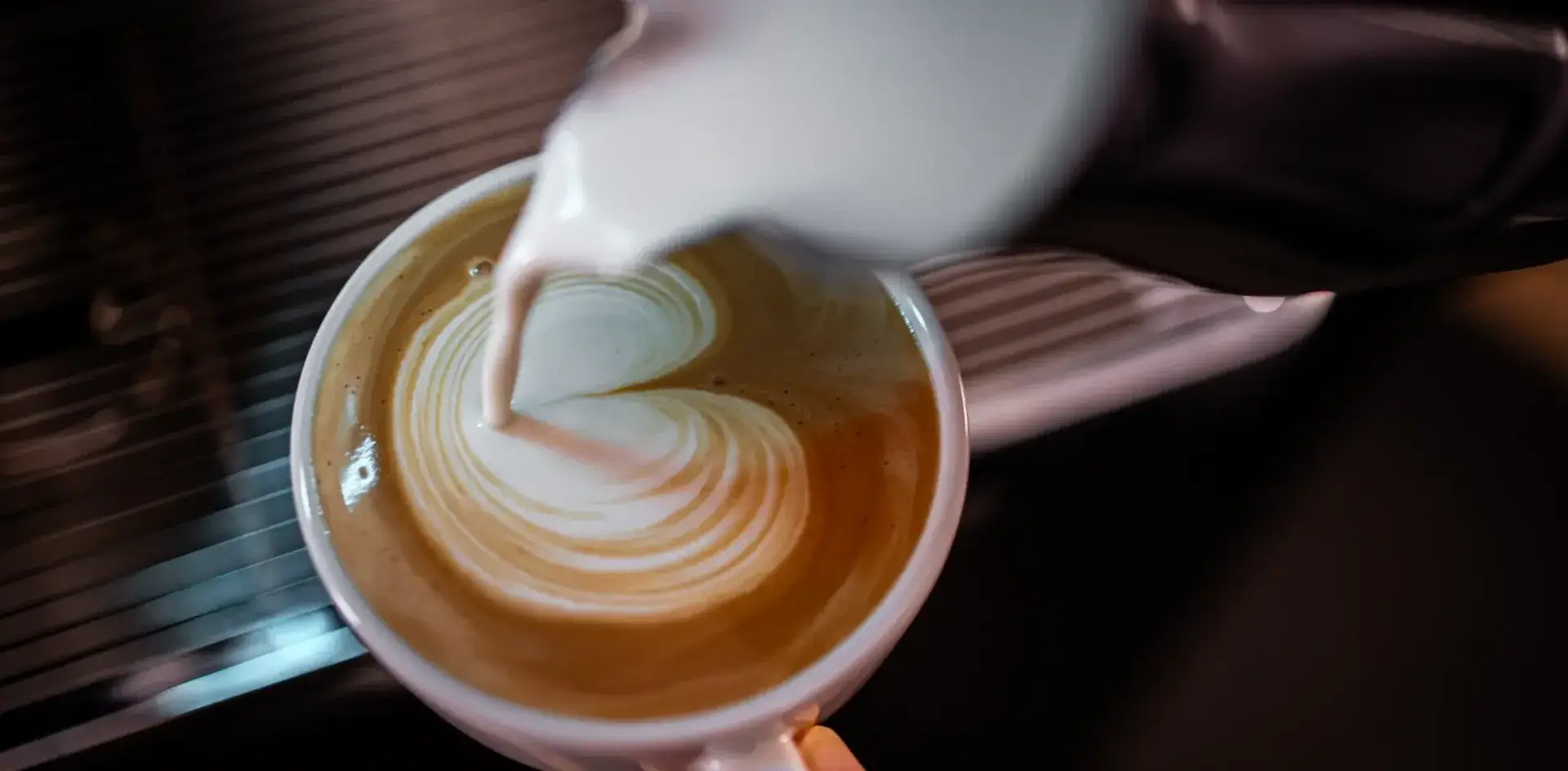 latte-art tijdens de coffee-experience worksho;p
