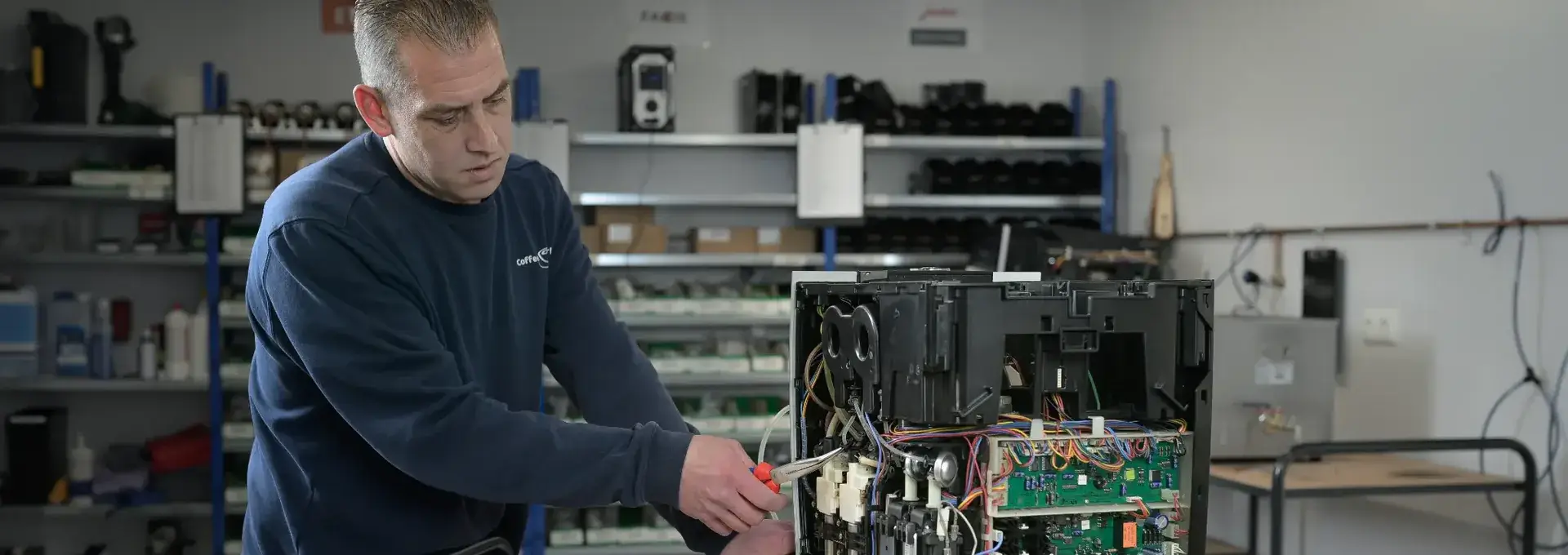 Monteur uit werkplaats geeft koffiemachine nieuw leven