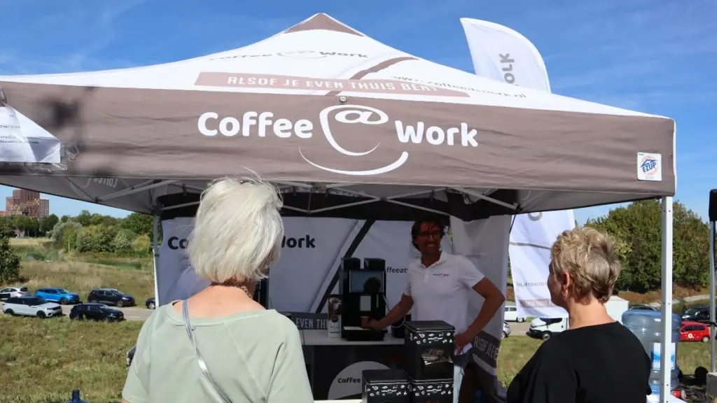 Koffie tijdens Swim to Fight Cancer Nijmegen: opbrengst naar kankeronderzoek